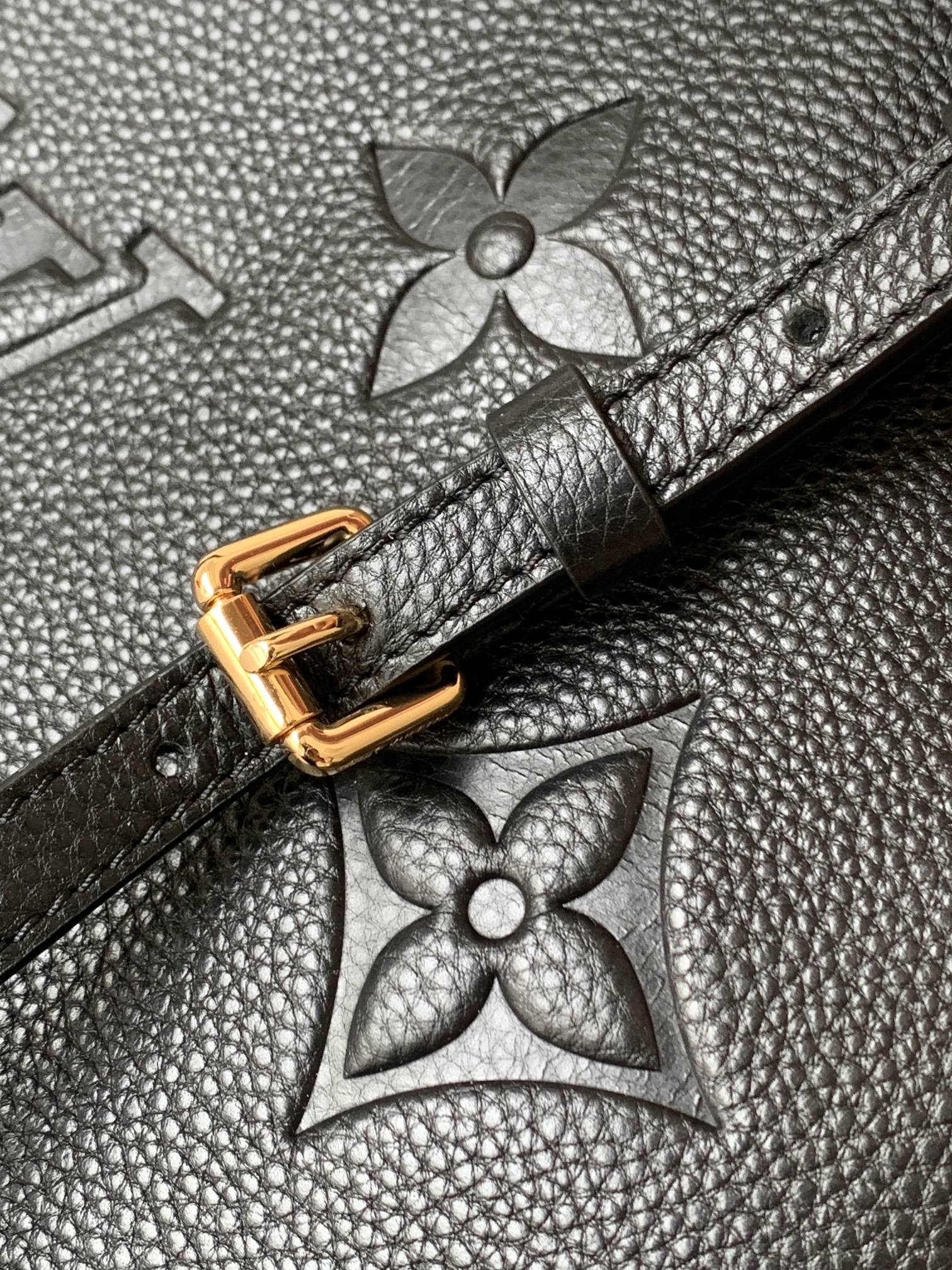 PETIT PALAIS PM LARGE SHOULDER BAG 34 IN BLACK EMBOSSED COWHIDE GOLD-TONE HARDWARE