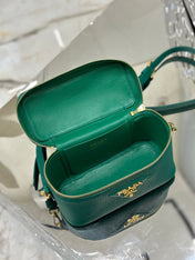 VANITY CASE 18 IN EMERALD GREEN GRAINED CALFSKIN GOLD HARDWARE