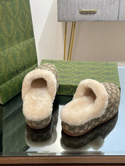 GG MOLLY MULE IN PEANUT BROWN MONOGRAM JACQUARD FABRIC AND SHEARLING LINING