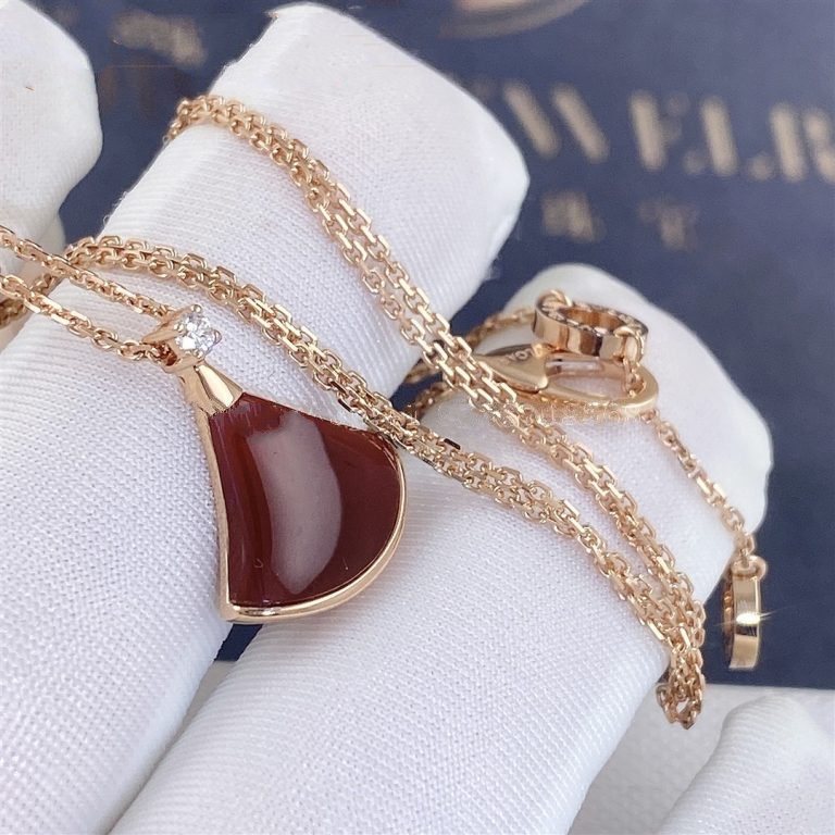 bulgari-divas-dream-necklace-rose-gold-carnelian-and-diamonds-ref-350583-coral-10-768x768_f07b203c-0446-4790-b8a5-c4d379278430.jpg