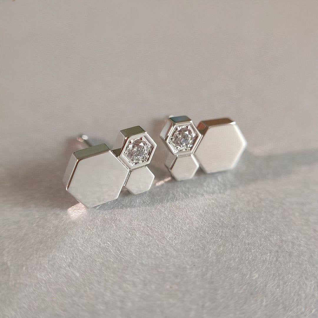 chaumet-bee-my-love-earrings-white-gold-diamonds-083984-coral-1_ba48920c-7c44-44ec-b436-e95f65fba67c.jpg