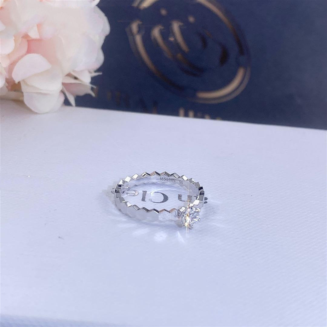 chaumet-bee-my-love-ring-white-gold-diamond-coral-1_16e0d45c-fe10-47e0-9a78-237699af3708.jpg