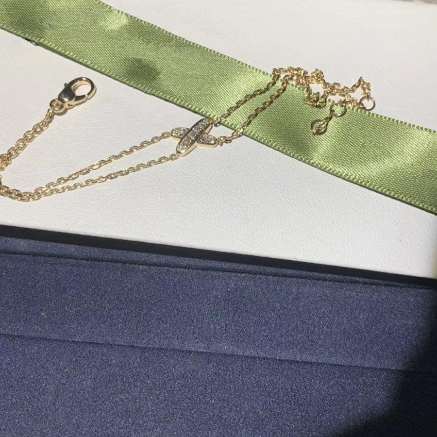 chaumet-jeux-de-liens-bracelet-yellow-gold-diamonds-082115-coral_-1-900x900_f01d0f71-3056-4ffc-bb88-f389bf732acd.jpg