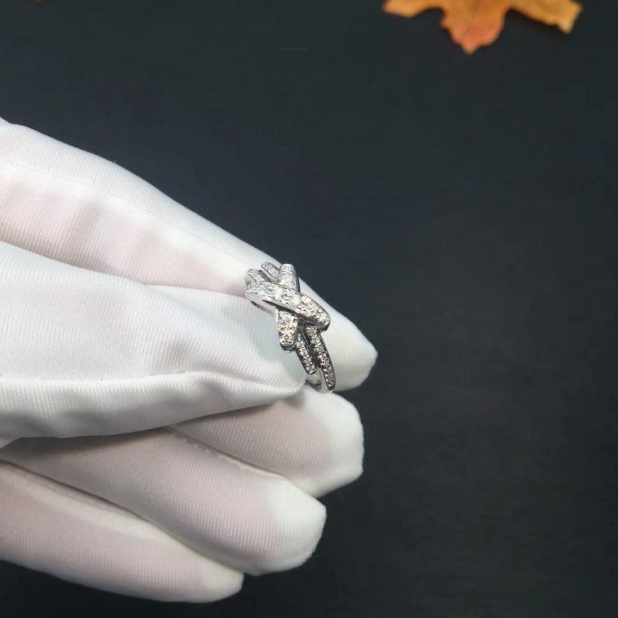 chaumet-jeux-de-liens-ring-white-gold-diamonds-081293-coral-2-900x900_a3b5d945-788e-45c8-b448-ffb957332538.jpg