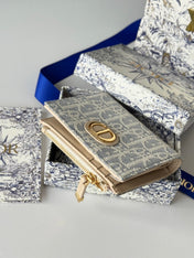 DIOR 25S 30 MONTAIGNE DAHLIA WALLET 11 IN LIGHT BLUE DIOR OBLIQUE JACQUARD