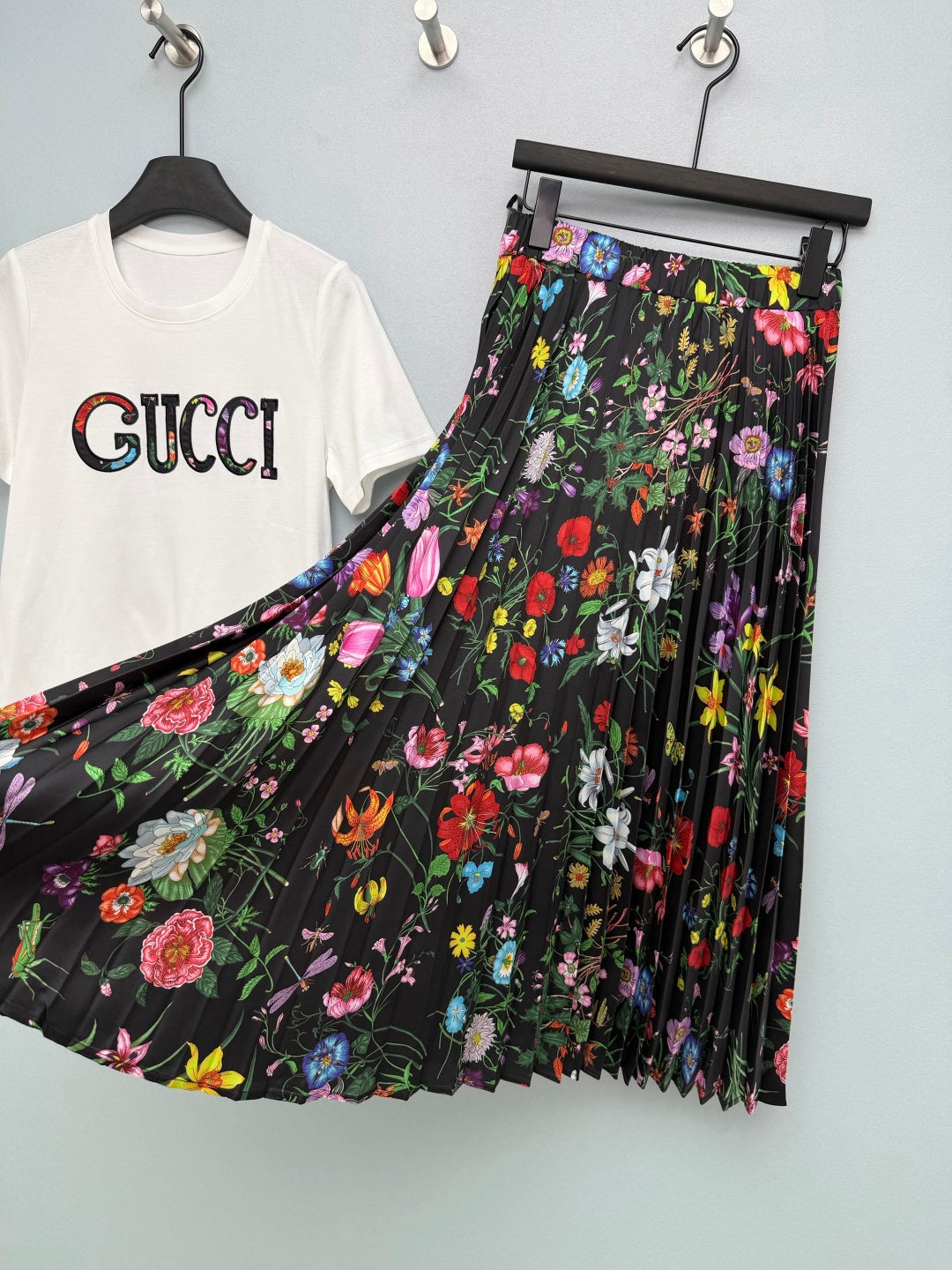 GUCCI 26S T-SHIRT AND PLEATED SKIRT SET 383