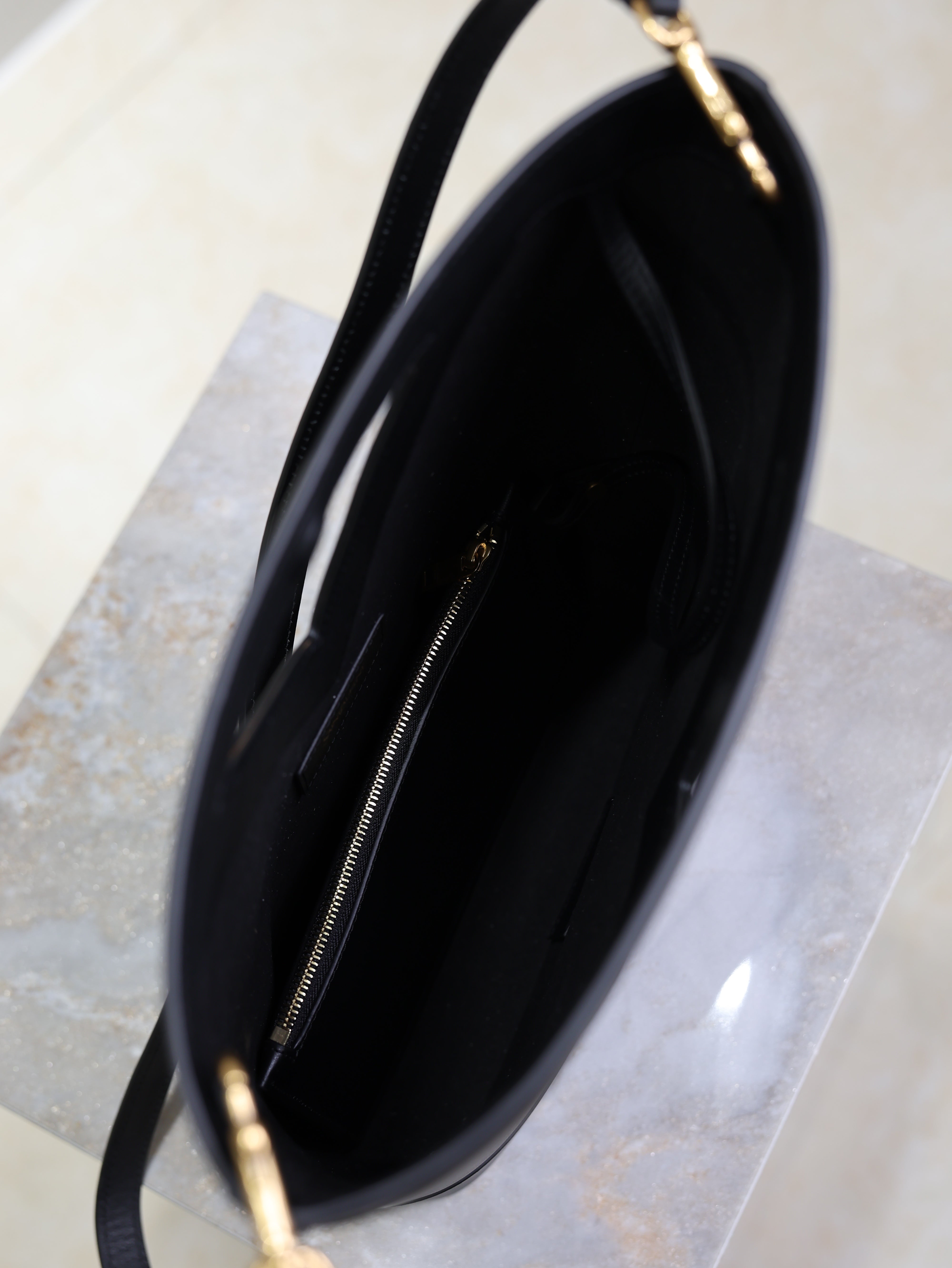 YSL 25S Y SMALL BUCKET 29 IN BLACK CALFSKIN GOLD HARDWRE