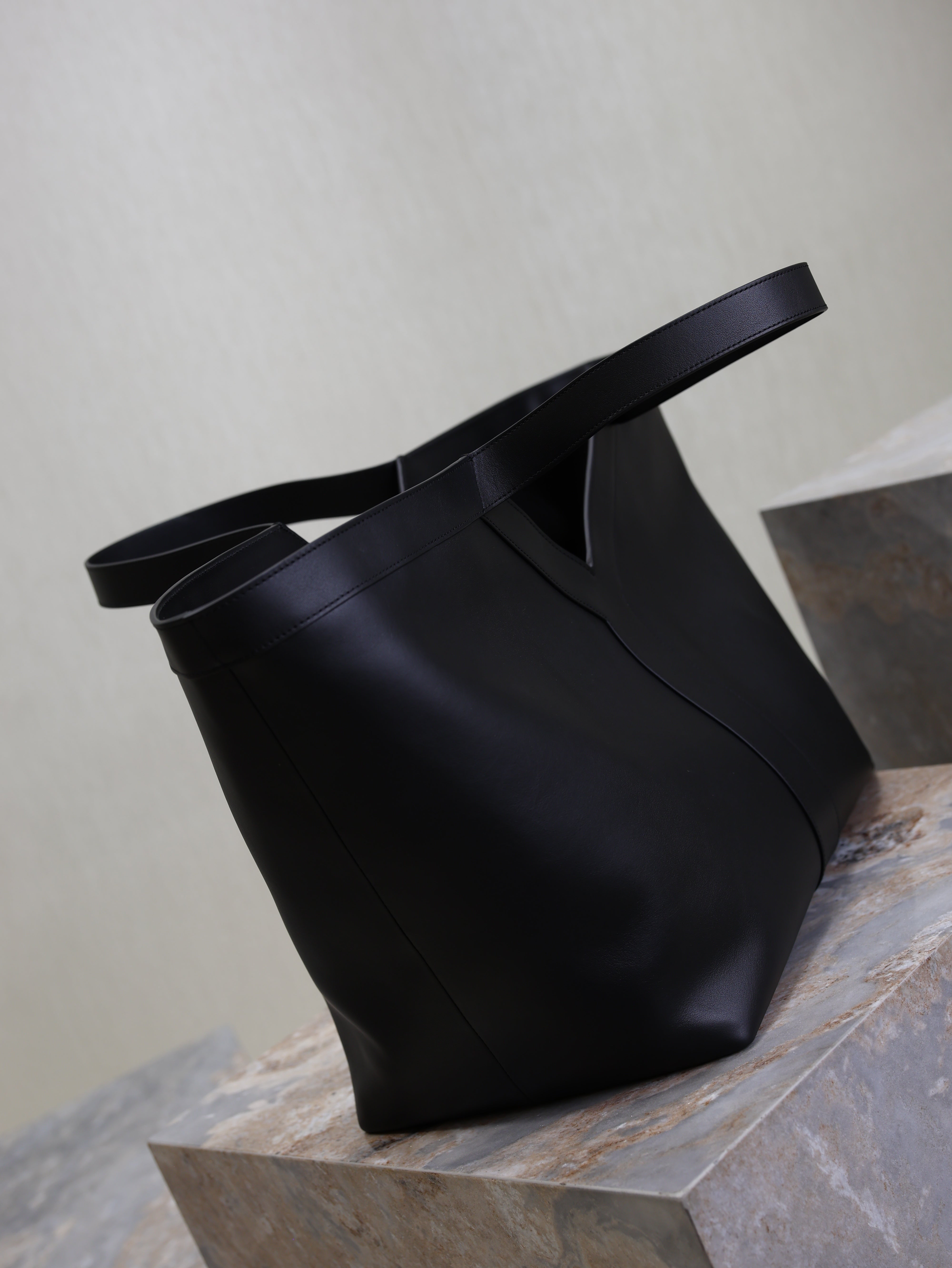 YSL 25S Y TOTE 50 IN BLACK CALFSKIN GOLD HARDWARE