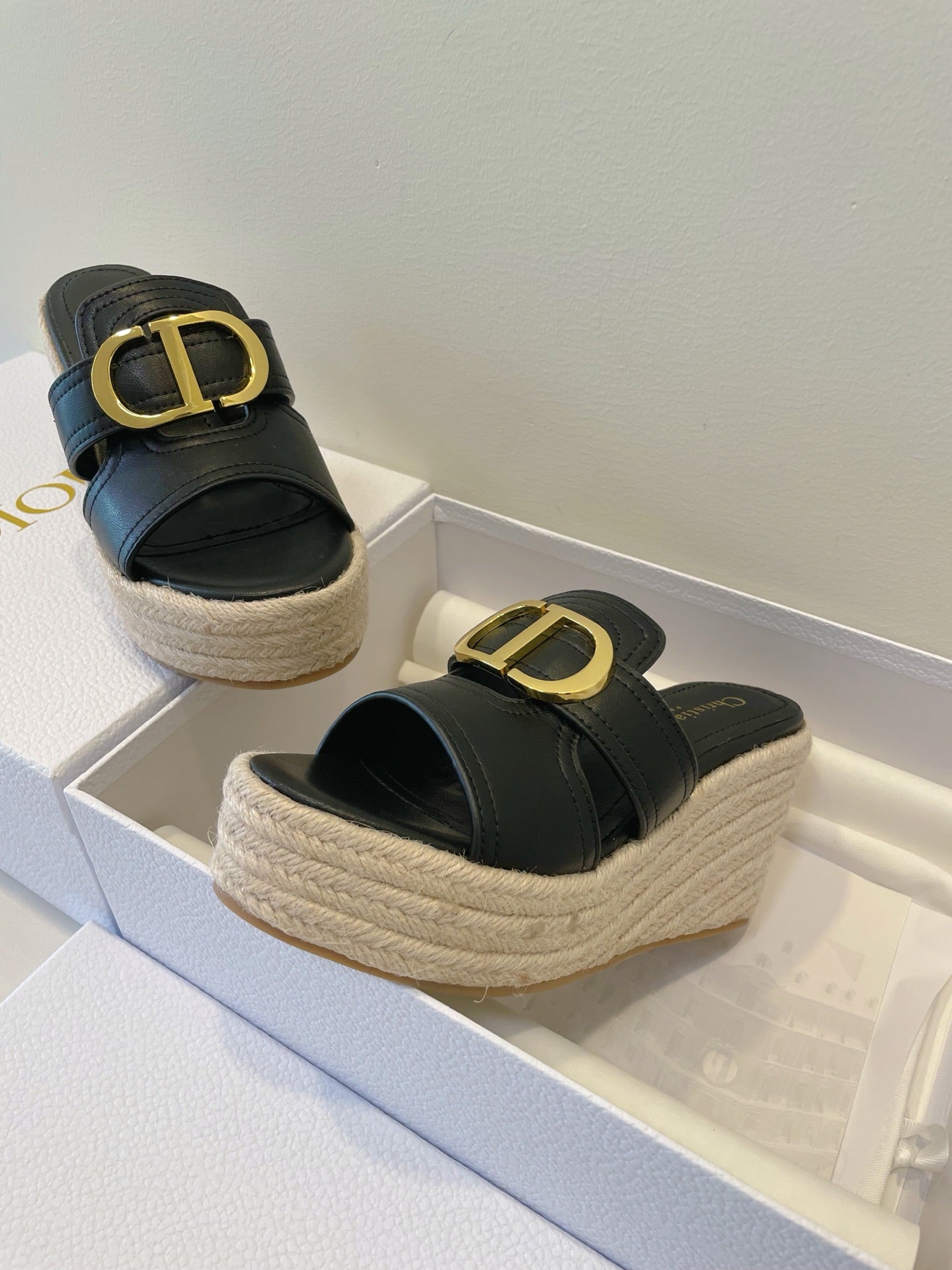MONTAIGNE WEDGE SLIDE 95MM IN BLACK CALFSKIN