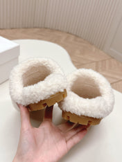 MULES ATTACHED TRIANGLE LOGO IN WHITE SHEARLING