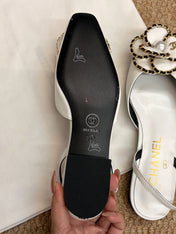 CHANEL 26S SLINGBACK FLATS IN WHITE CALFSKIN CAMELLIA PEARL
