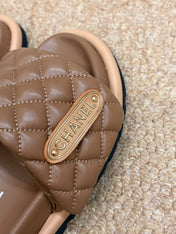 CHANEL 26S SLIDE SANDALS IN BROWN QUILTED CALFSKIN WITH LOGO PLAQUE