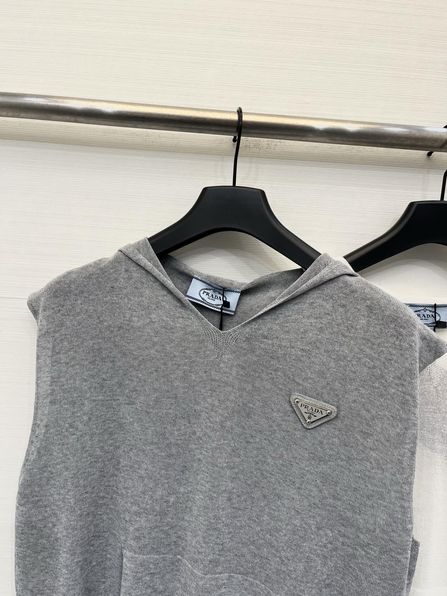 PRADA 26S HOODED SLEEVELESS KNIT TOP 1021