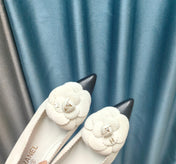 CC BALLET FLAT IN WHITE SUEDE AND BLACK CALFSKIN WITH FLOWER