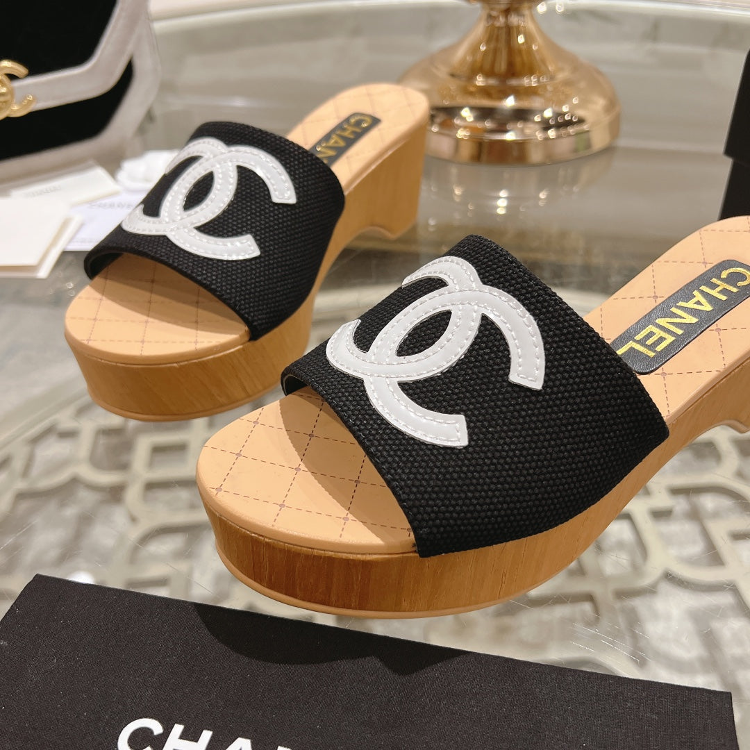 WEDGE PLATFORM IN BLACK LAMBSKIN WITH WHITE LOGO