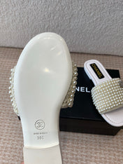 FLAT SLIDE IN WHITE LAMBSKIN WITH PEARLS