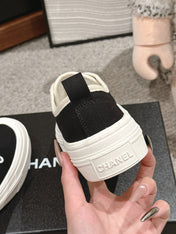 LACE-UP SNEAKERS IN BLACK CANVAS