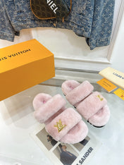 HALF MULE SLIPPERS IN LIGHT PINK FLEECE FEATURING METALLIC LOGO