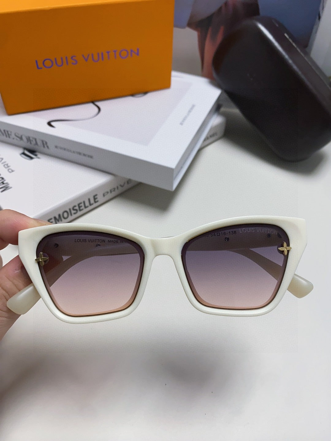 SQUARE SUNGLASSES 581359 IN IVORY ACETATE EMBOSSED MONOGRAM LOGO