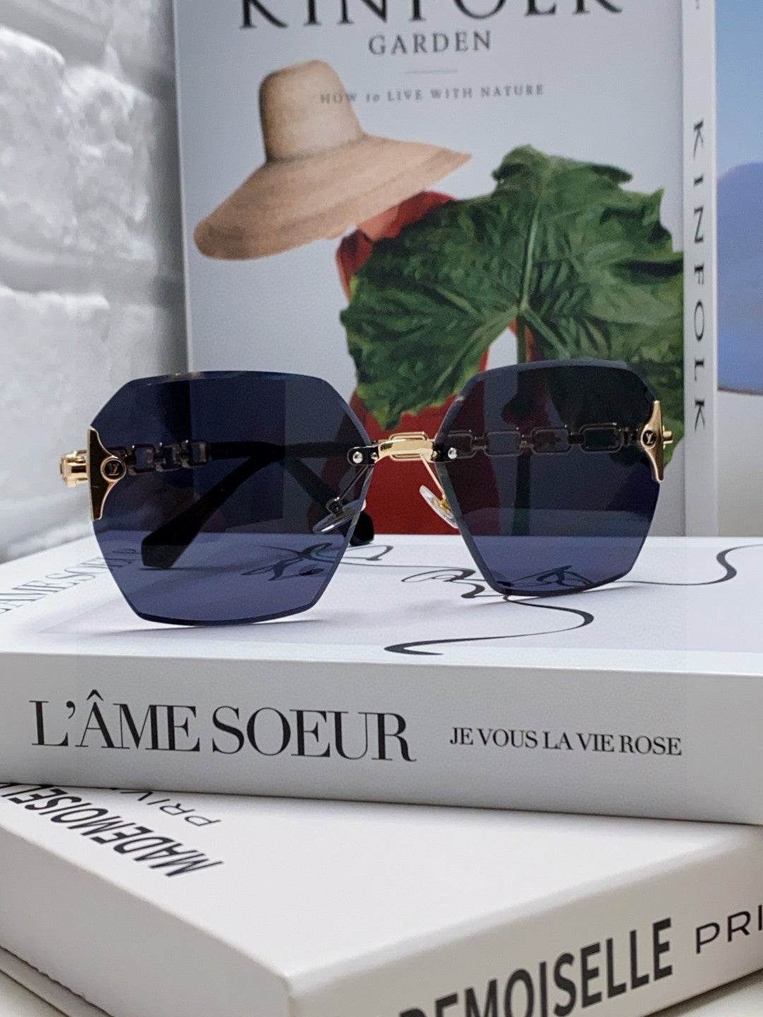 CHAIN SQUARE SUNGLASSES 570261 IN GOLD METAL BLACK LENS