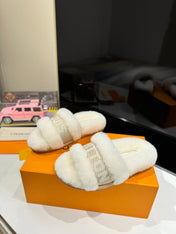 FURRY SLIPPER IN WHITE SHEARLING