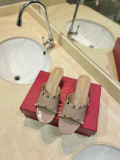 ROCKSTUD MULE SANDALS WITH TRANSPARENT HEEL IN CREPE PINK CALFSKIN